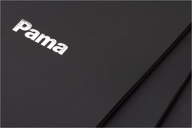 黑眼睛廣告為Pama印刷的產品畫冊封面實拍效果，logo燙銀工藝
