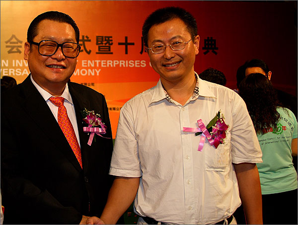 深圳市黑眼睛廣告有限公司文總和深圳市委常委、副市長、外運(yùn)會組委會主任陳應(yīng)春親切握手留影