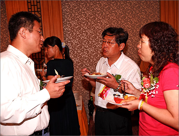 黑眼睛廣告公司文總和黃秘書長(zhǎng)、宣傳部劉部長(zhǎng)親切交談