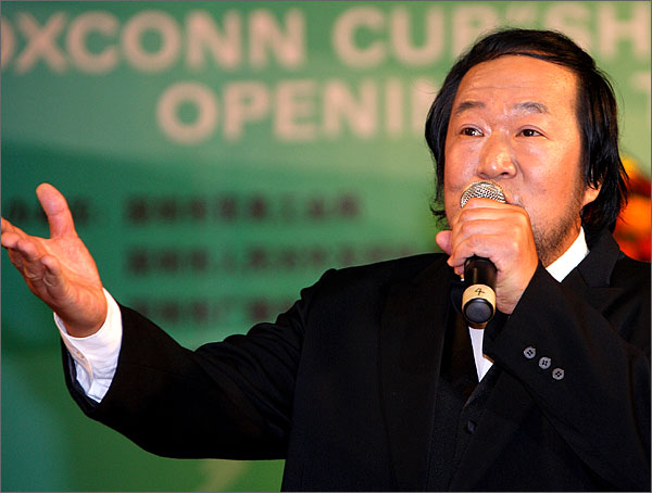 外運(yùn)會開幕式上由國家一級演員、著名男高音歌唱家、深圳東方英文書院音樂教師劉傳義