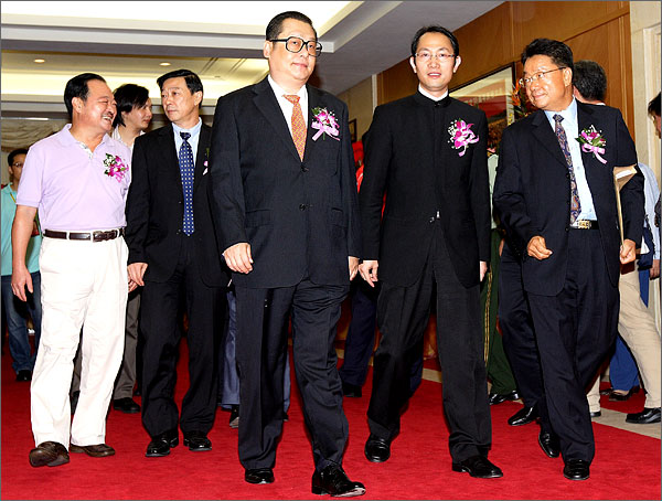 深圳市委常委、市政府副市長、外運(yùn)會組委會主任陳應(yīng)春、與會其他領(lǐng)導(dǎo)步入會場