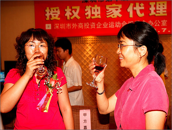黃秘書長(zhǎng)和黑眼睛廣告有限公司法務(wù)部李部長(zhǎng)親切交談