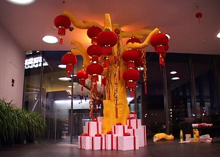 萬科新年氣氛營(yíng)造方案-地產(chǎn)總部大堂燈籠樹堆放禮物和掛滿燈籠、鞭炮的完整效果